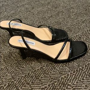 NEVER WORN Steve Madden kitten heel